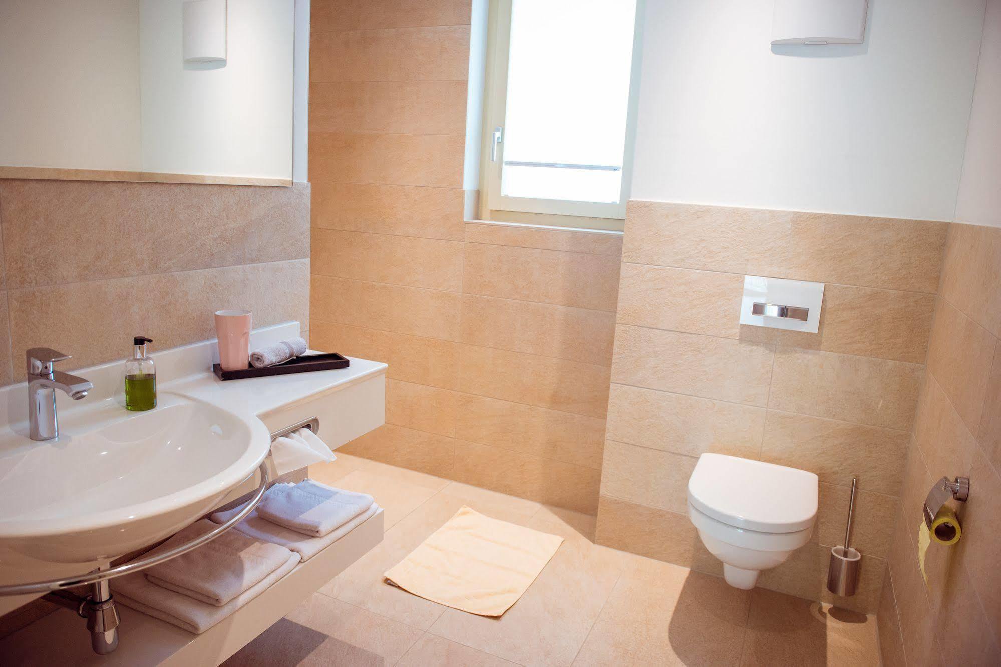 Hotel Weinstube Nendeln Bagian luar foto